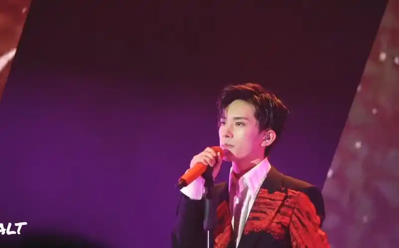 易烊千玺18岁生日会 《亲爱的,这里没有一个人