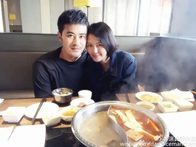 人生赢家谭维维陈亦飞带儿女外出购物夫妻甜蜜恩爱似初恋