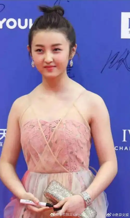 张子枫是我见过减肥塑形成果最漂亮的#张子枫瘦好多##张子枫好励志