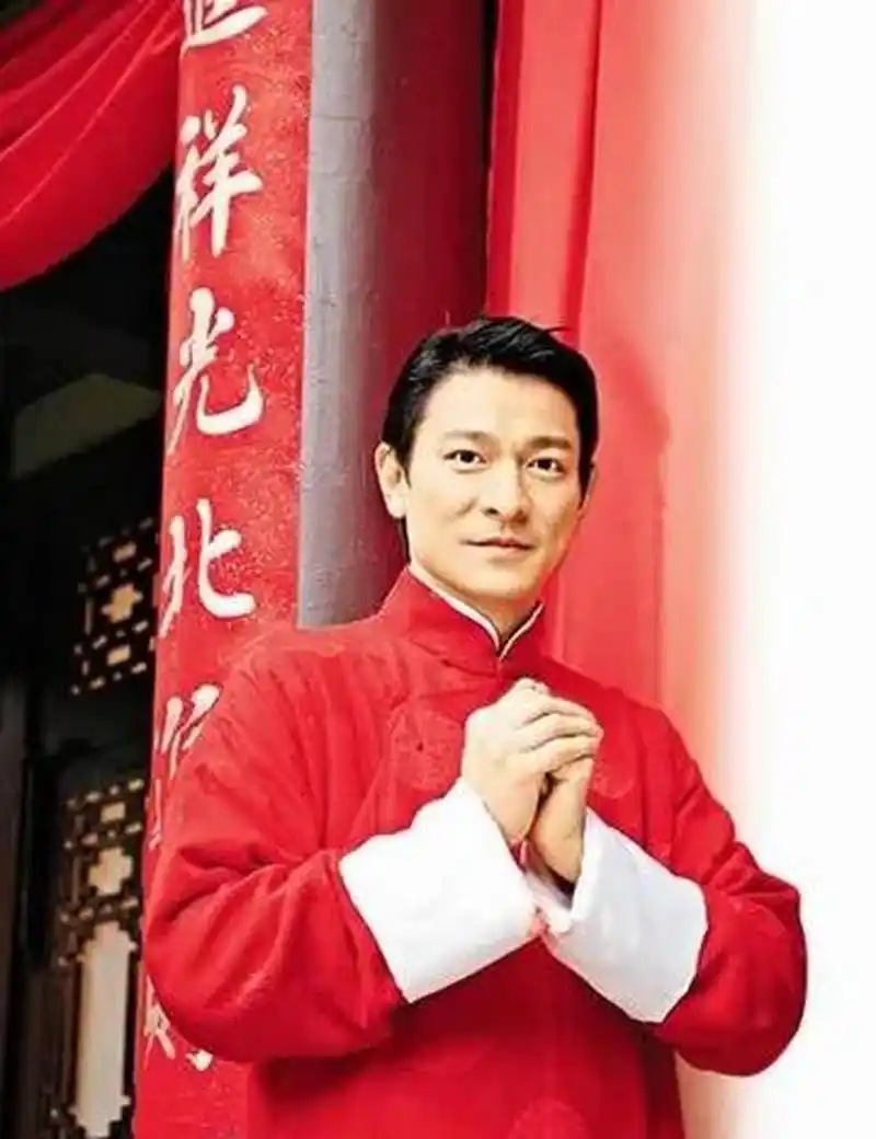 在1997年,刘德华唱《中国人》时,纷纷被媒体嘲笑:"太老土.