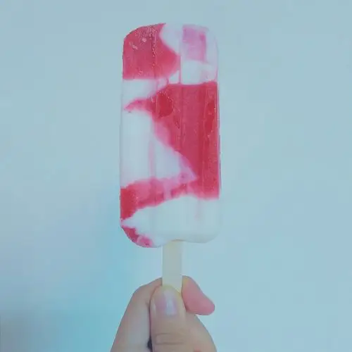 【中街雪妖】草莓味.这味道想起来小时候吃的一款雪糕.