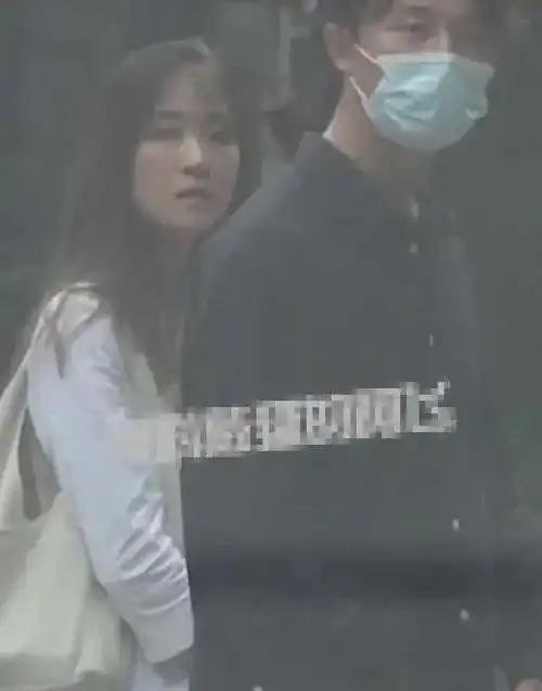 黄轩女友信息曝光,英国长大的华裔,爱好文艺,恋爱4年不催婚