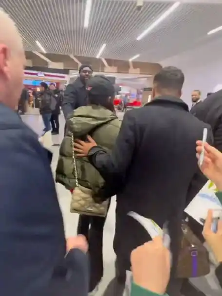 偶遇张元英#@宋茜victoria抵达巴黎机场路透品牌方安排的这几个接待