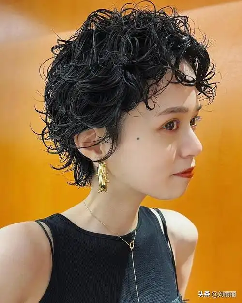 1,最火发型15款,推边短发卷卷烫发全都有,还有气质女神发型