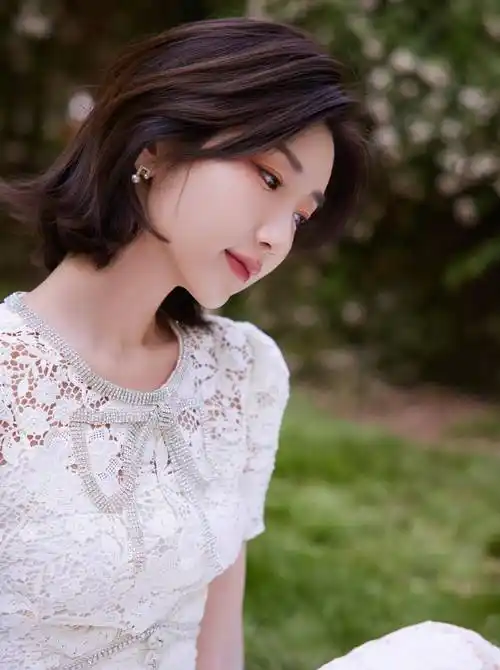 毛晓彤白色时尚镂空裙造型