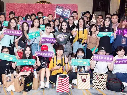 明星与粉丝合影,杨紫平易近人,看到关晓彤:难为了!