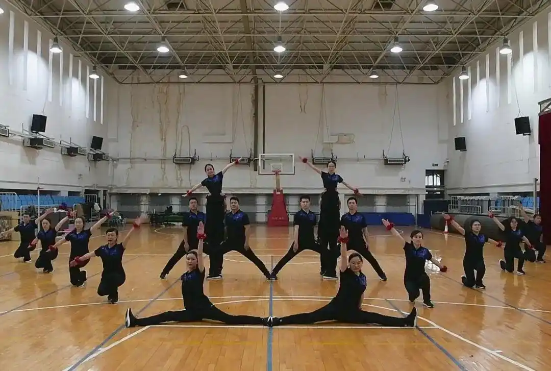 队形有致步调整齐经过连续6个小时的编排表演,高标准完成了参赛视频