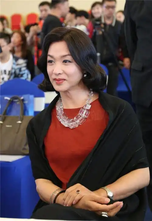 金星不再服用雌性激素?不像女人怎么办?丈夫汉斯会不会尴尬?