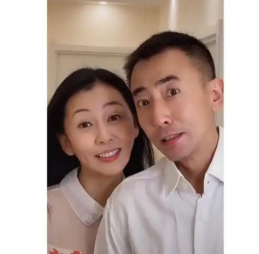 "齐妃"张雅萌罕见晒家人 老公外形不输张晓龙 20岁儿子颜值超高