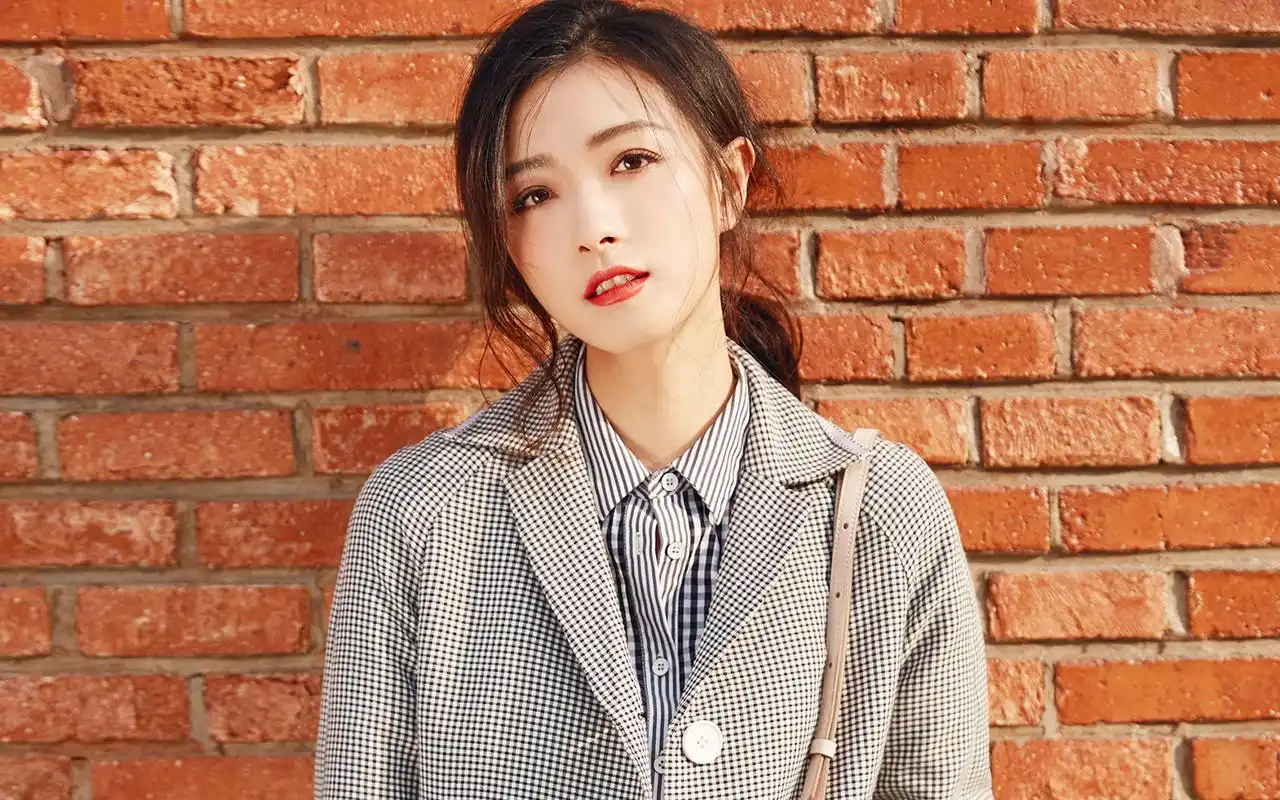 万茜街拍时尚性感写真图片桌面壁纸