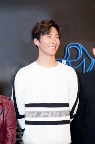 窦骁参加某品牌活动,担任一日店长,引来不少粉丝朋友围观,工作起来