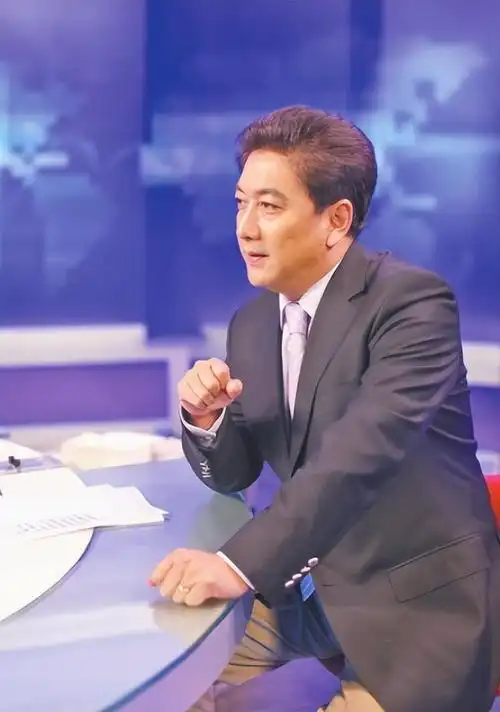 央视水均益:抛弃瘫痪发妻,转身娶小13岁美女记者,今女儿成他骄傲