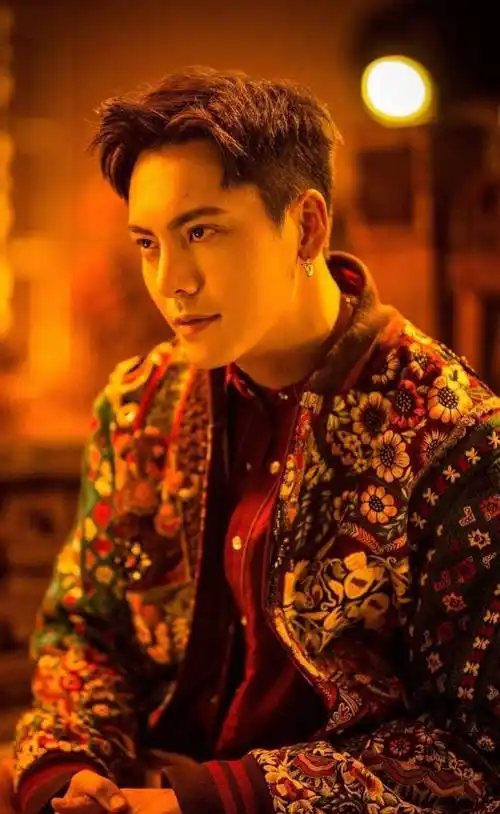 35岁陈伟霆久违营业,晒与侄女合照其乐融融,却被胡子抢镜