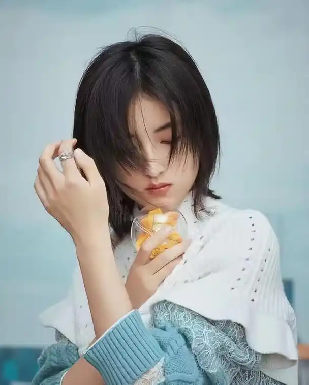 赵今麦与张子枫:娱乐市场中的不同路径与选择 在零零后小花中,赵今麦