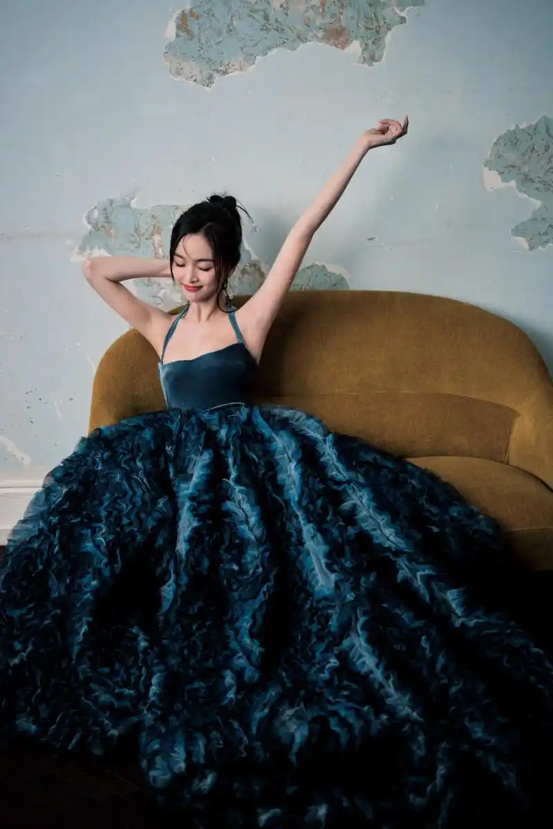 吴宣仪穿吊带礼服裙 散发出的典雅气质真的是无法抵挡 高级感十足