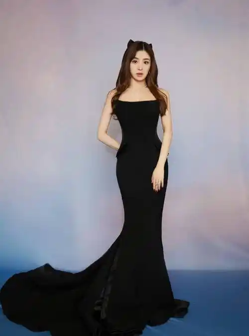 张含韵身材容貌美得经典,穿裹身吊带连衣裙秀曲线,招摇又吸睛!