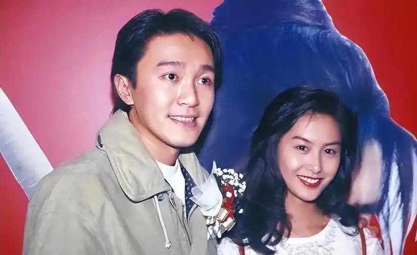 黄贯中画展:朱茵夫妇的爱情和多才多艺 朱茵陪同黄贯中出席画展,展现