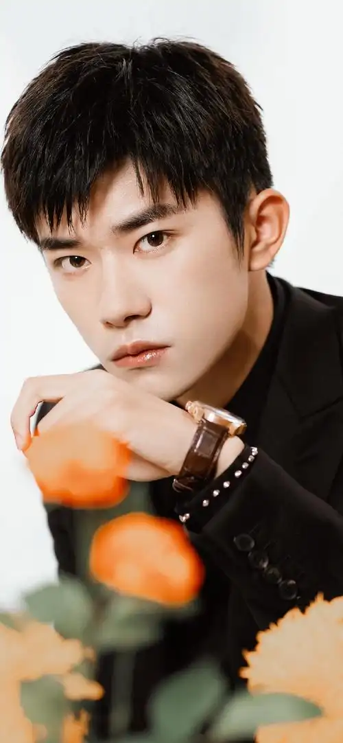 易烊千玺最新帅气男生全屏壁纸