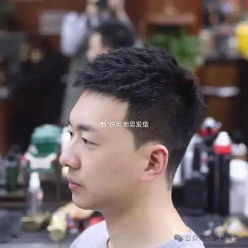 喜欢剪短发的男生,今年夏季也可以试试这种凌乱短发,两边的头发渐层铲