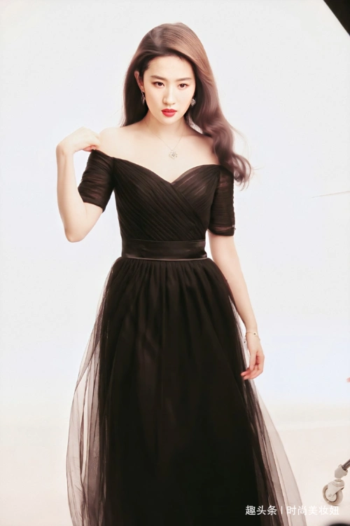 刘亦菲真是人间尤物穿黑色一字肩连衣裙配长卷发美腻了