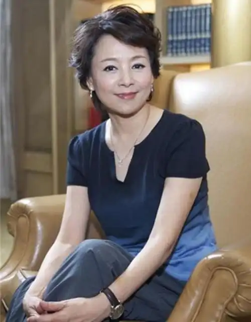 看到65岁张瑜才发现:女人上了年纪留短发,穿衣得体,优雅又自然