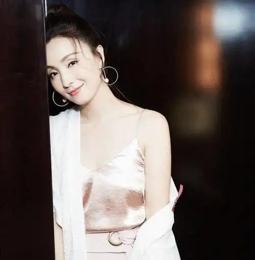 47岁的陶虹真有贵妇感穿白色外套配开叉裙扎丸子头真减龄