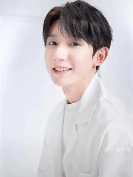 王源超话#王源电视剧灿烂##王源2023岁稔予安#【王源】笑容向|你浅浅