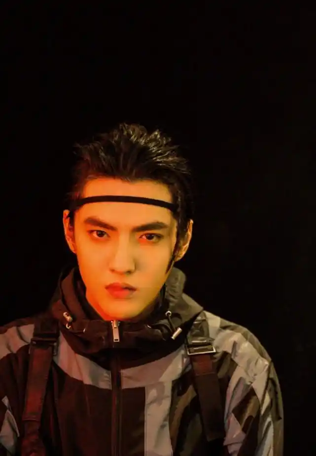 吴亦凡剪短发后首晒新造型,大胆佩戴珍珠首饰,重回颜值巅峰