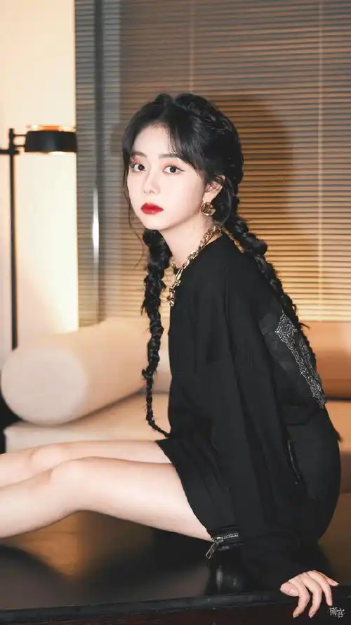 谭松韵超话93#谭松韵黑金造型#93 谭松韵 / 手机壁纸 修图15p今日