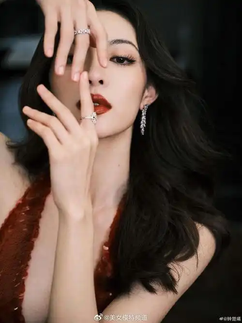 钟楚曦穿红色亮片裙秀好身材 潋滟红唇风情万种