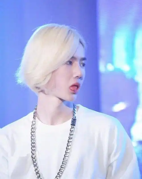 的他看上去好像更加清秀了,而且白色的发色将他的五官衬托得帅气十足