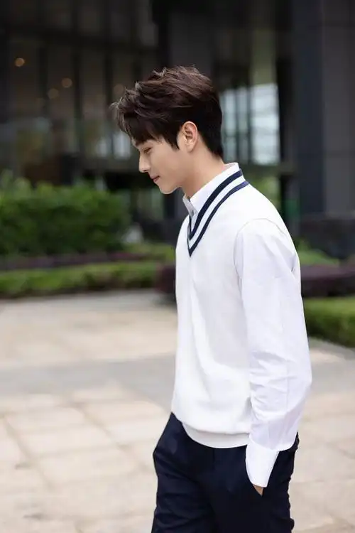 照片中他一身学院风穿搭变身校草温润如玉,阳光下轮廓立体精致帅气