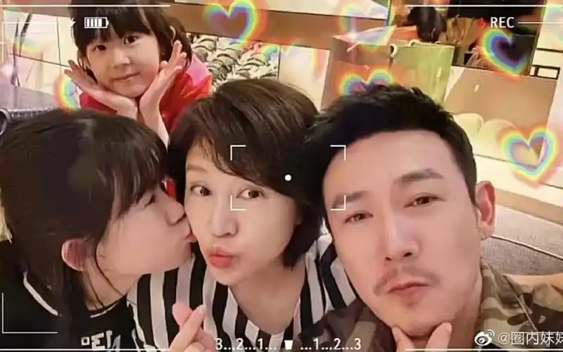 陆毅鲍蕾晒小女儿自弹自唱,背后小男孩被打码,网友-这是三胎?