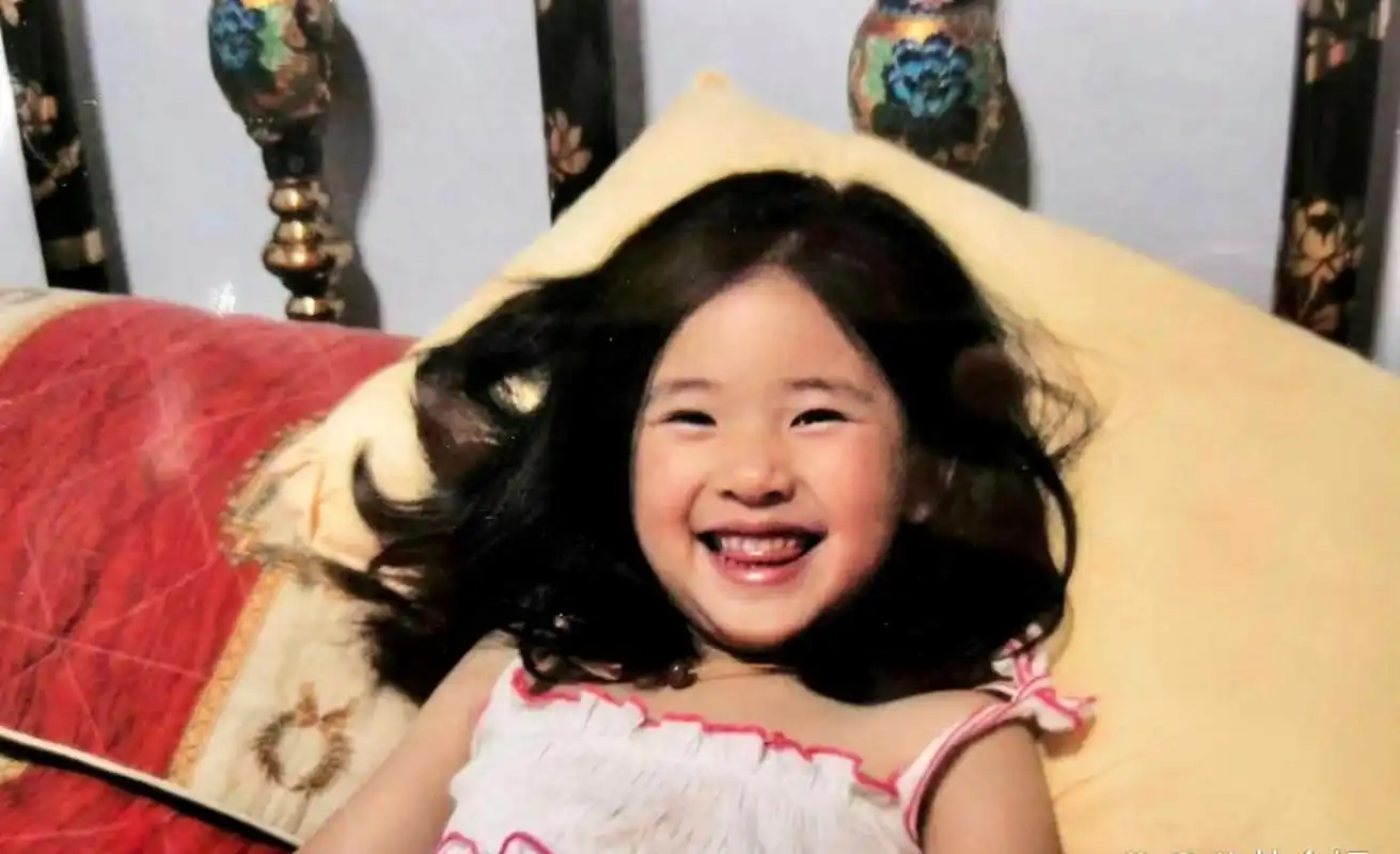 赵露思小时候的可爱程度令人难以抗拒.