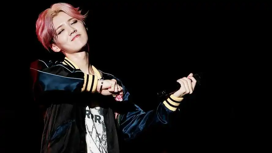 鹿晗帅气演唱会壁纸_帅哒哒的鹿晗