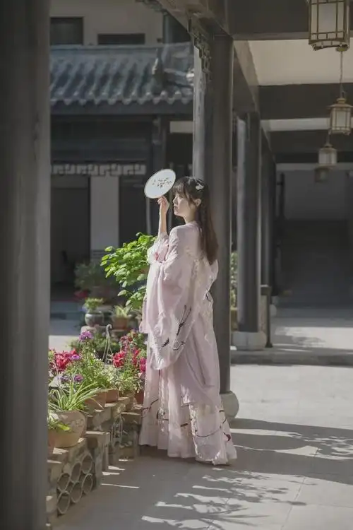 初夏广元新玩法 穿汉服拍照 古装剧主角就是你!