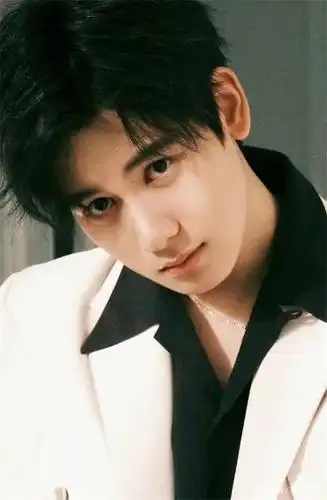 胡先煦直播被质疑开美颜,真打开后秒变蛇精脸,天生丽质无需修饰