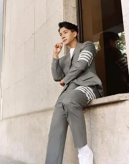 不过不知道为啥,这次的剧照还有海报怎么刘恺威都是穿灰色西装的?