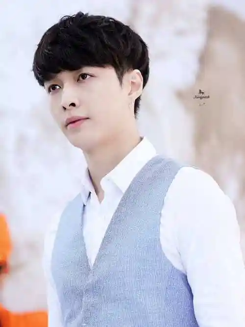 40岁黄晓明撞衫26岁张艺兴,真尴尬 网友:买家秀卖家秀一目