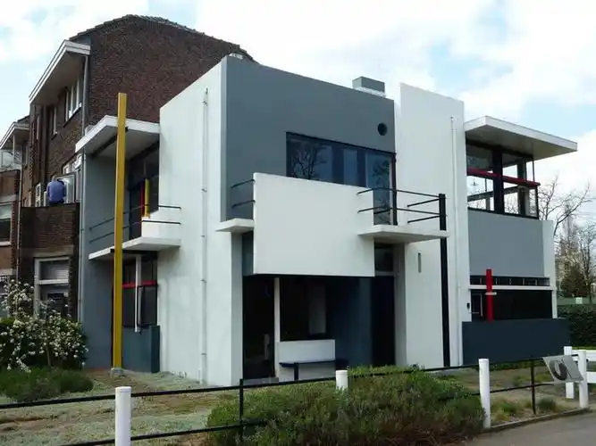 平行线,垂直线,几何体块的组合,使建筑很动人,而且容易理解.