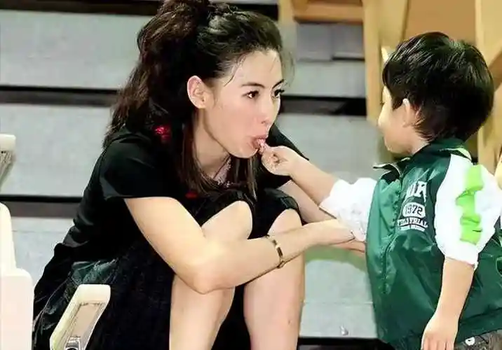 近日,一则揭秘张柏芝三胎生父身份的消息引爆了网络.