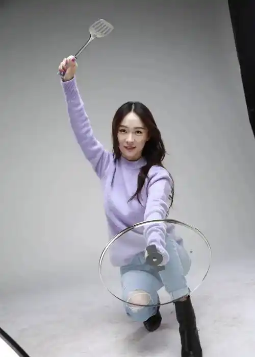 霍思燕的工作照,瘦了穿紧身裤腿真细长,就是毛衣磨起球好寒酸!