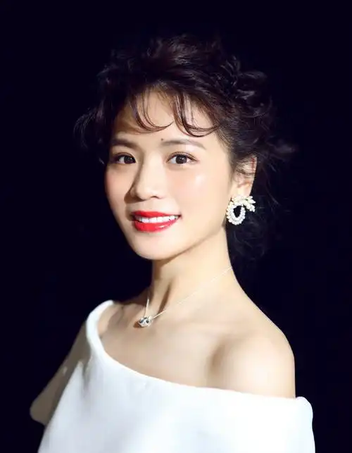 女艺人黄英性感优雅时尚写真