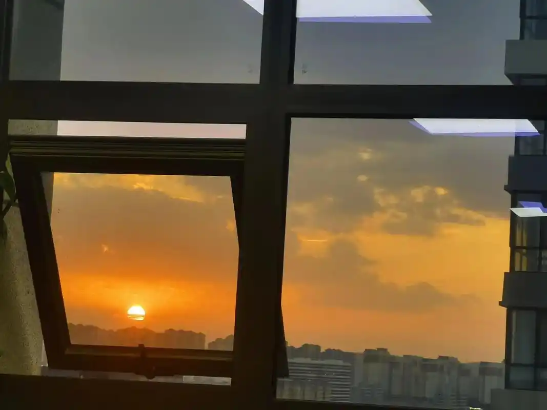 下班抓拍办公窗户的唯美…这个城市的傍晚还是相当美的…#享 - 抖音