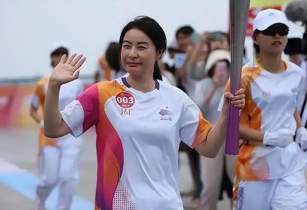 42岁郭晶晶素颜亮相亚运火炬手传递网友大呼我也不能焦虑了