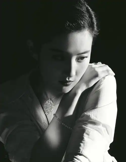 刘亦菲最新黑白质感时尚大片[4/7]_明星_美桌网