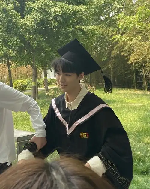 王俊凯拍毕业照稳居c位,在北电金字塔上扔学士帽,下滑离开遭幽默调侃