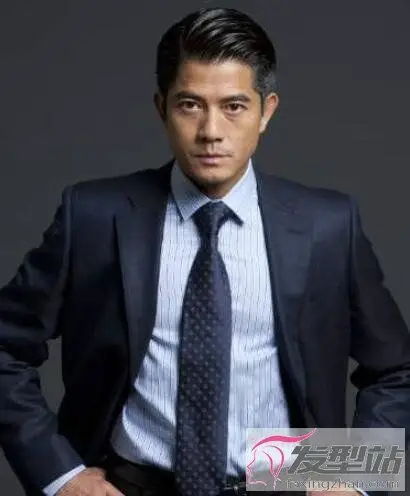 郭富城背头发型郭富城这款背头不怎么挑人,侧面保留一定的发量,顶部