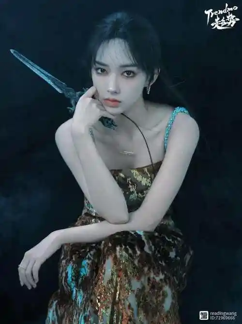 程潇侠女造型惊艳亮相手执弓箭展露飒爽英姿红黑眼线锐利如凤舞九天