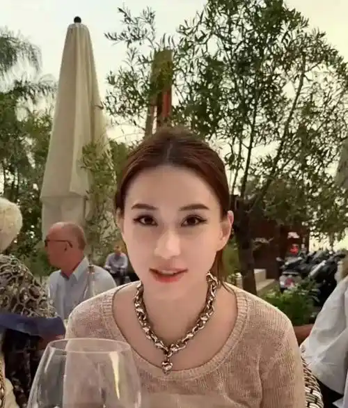 赌王女儿何超莲戴夸张粗项链拍视频,豪门千金展现潇洒气质_大赞_照片